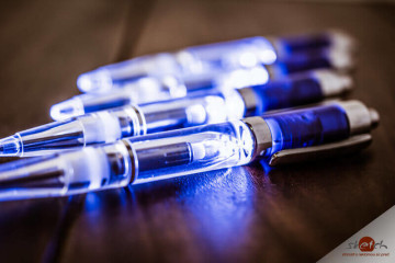 Svietiace perá s logom