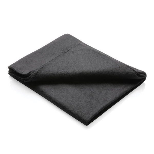 Fleece blanket in pouch