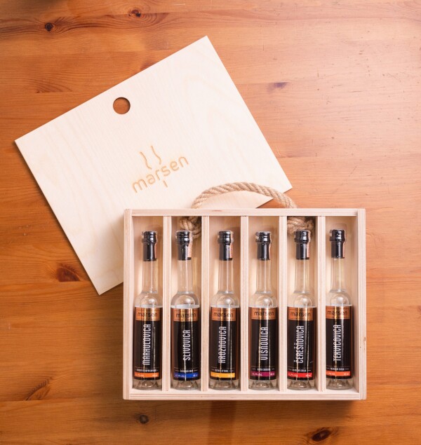 Varietal miniatures of spirits 6 × 40 ml in a wooden box