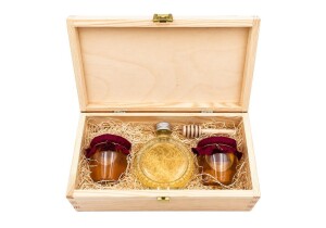 Gift set – 2 honeys (with decorative fabric covers) and mead with lemon balm, in a wooden box. - Reklamnepredmety