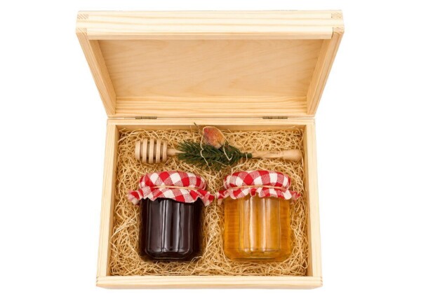 Gift set – 2 honeys with a fabric topper and a long honey dipper, in a wooden box.