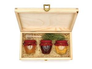Gift Set – Honey Trio (jars with fabric covers) in a lidded wooden box, including a honey dipper. - Reklamnepredmety