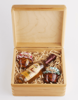 Set of nuts in honey with mead in a finely varnished box - Reklamnepredmety