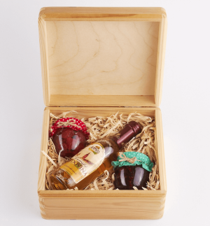 Set of dried fruit in honey with mead in a finely varnished box - Reklamnepredmety