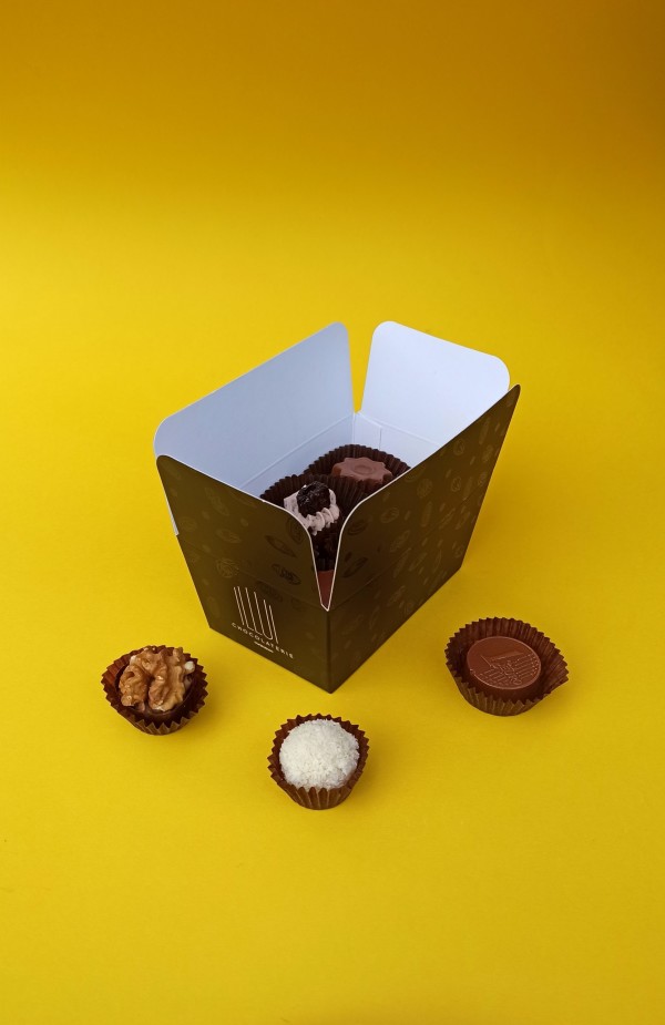 Pralines in Ballotin paper box, 12 pieces of prawns