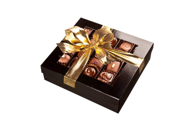 Pralines in a box with a ribbon, 16 pieces