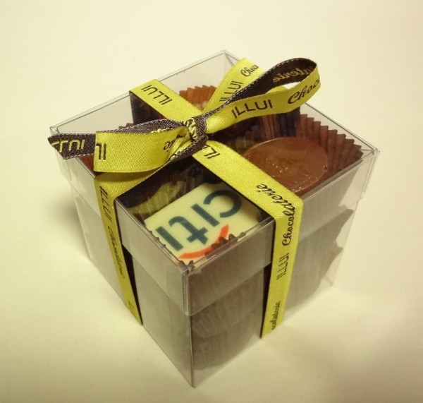 Transparent plastic cube with 12 pralines and ribbon